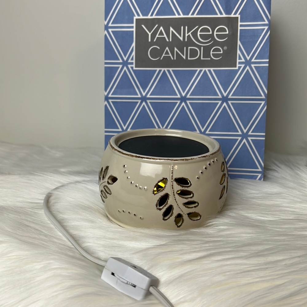 Yankee Candle Electric Leaf and Berry Tart or Candle Warmer Ivory with light
